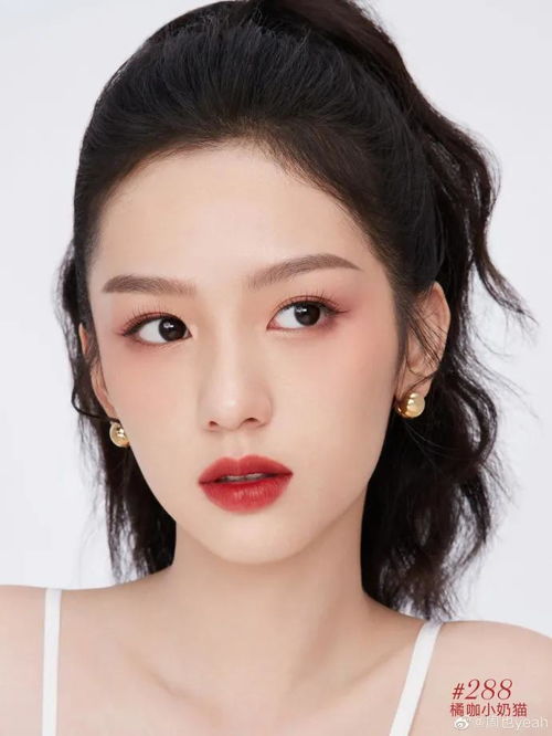 周也演绎魅惑红唇，雪肤烈焰下的光影艺术